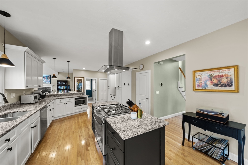 697 Salisbury Street Worcester, MA 01609 - Photo 6 of 35