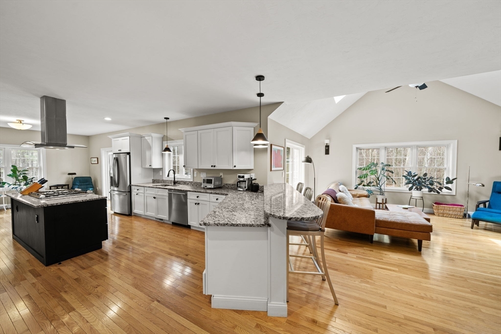 697 Salisbury Street Worcester, MA 01609 - Photo 9 of 35