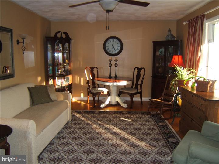 652 Mansfield Road West Columbus, NJ 08022 - Photo 7 of 21 Living Room