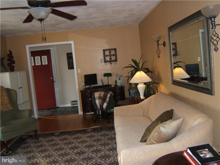 652 Mansfield Road West Columbus, NJ 08022 - Photo 8 of 21 Living Room