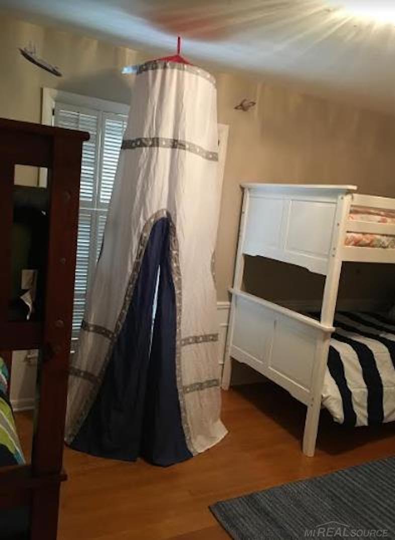 644 Cadieux Road Grosse Pointe, MI 48230 - Photo 21 of 22 50121616-21.JPG