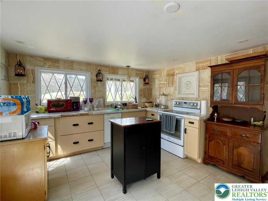 215 Outer Drive Dingmans Ferry, PA 18328 - Photo 4 of 26 Kitchen