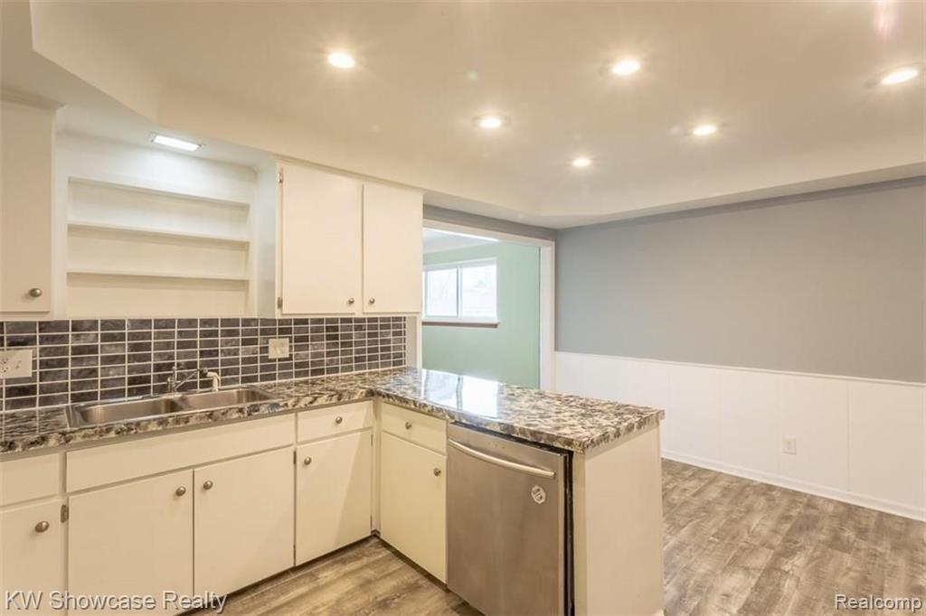 26632 Potomac Court Center Line, MI 48015 - Photo 3 of 45