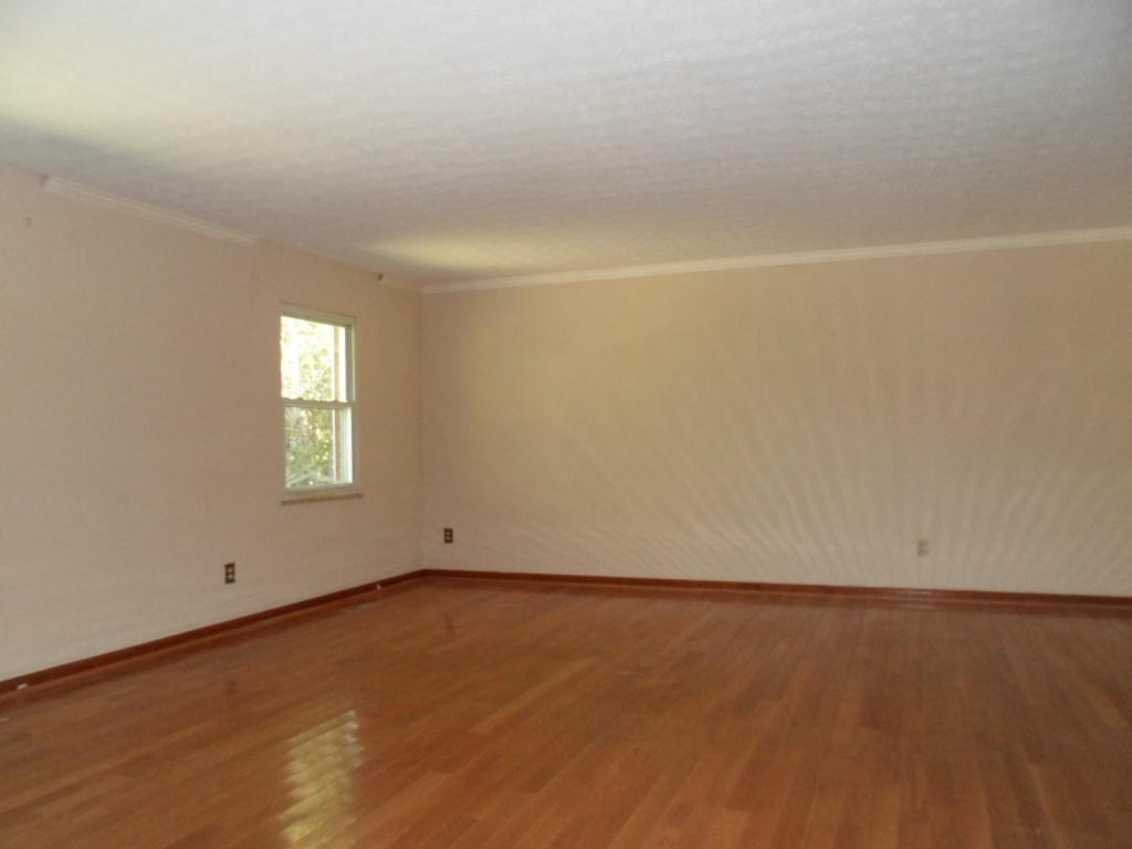 2409 Goins Road Louisville, TN 37777 - Photo 4 of 24 4 liv room (2)