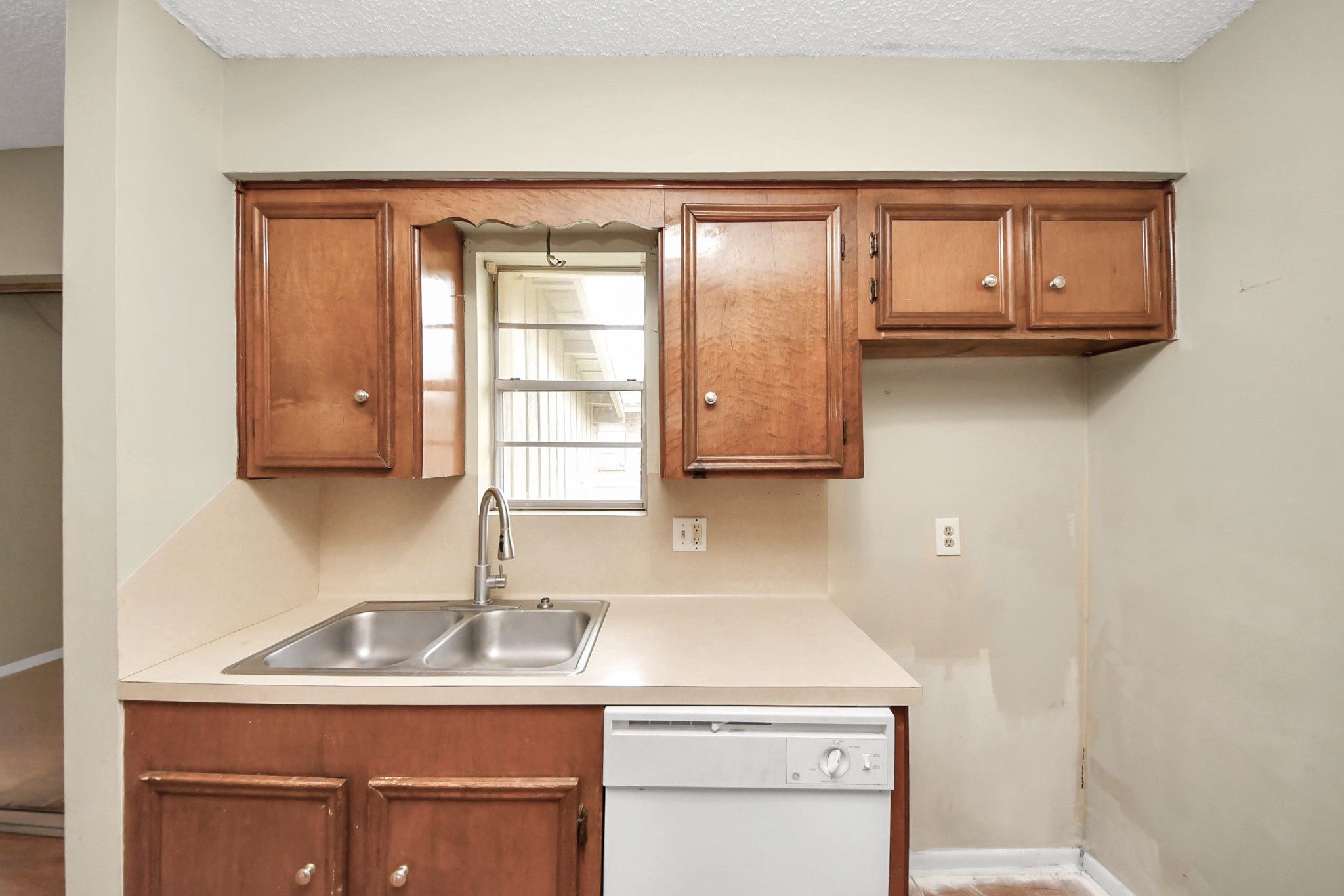 1006 Perry Street, Unit 100 Cleveland, TX 77327 - Photo 23 of 38 a kitchen with a sink and a cabinets