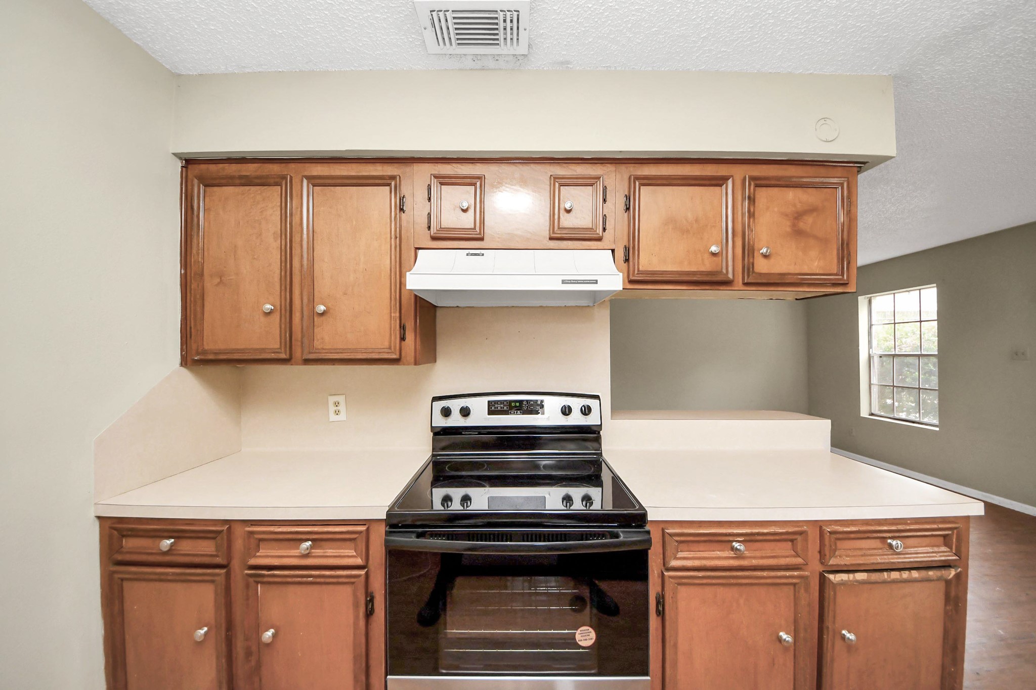 1006 Perry Street, Unit 100 Cleveland, TX 77327 - Photo 24 of 38 a kitchen with a stove and a cabinets