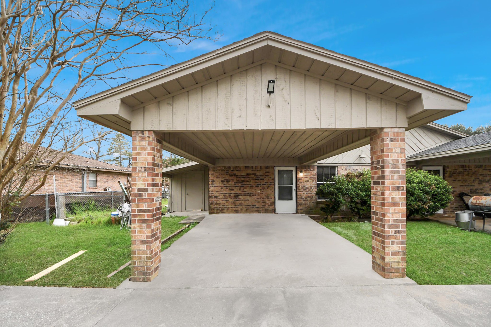 1006 Perry Street, Unit 100 Cleveland, TX 77327 - Photo 5 of 38 a front view of house with a garden
