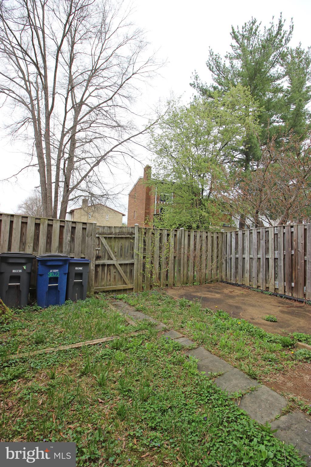 8022 Northumberland Road Springfield, VA 22153 - Photo 42 of 42 a view of a yard with large trees and a barn in it