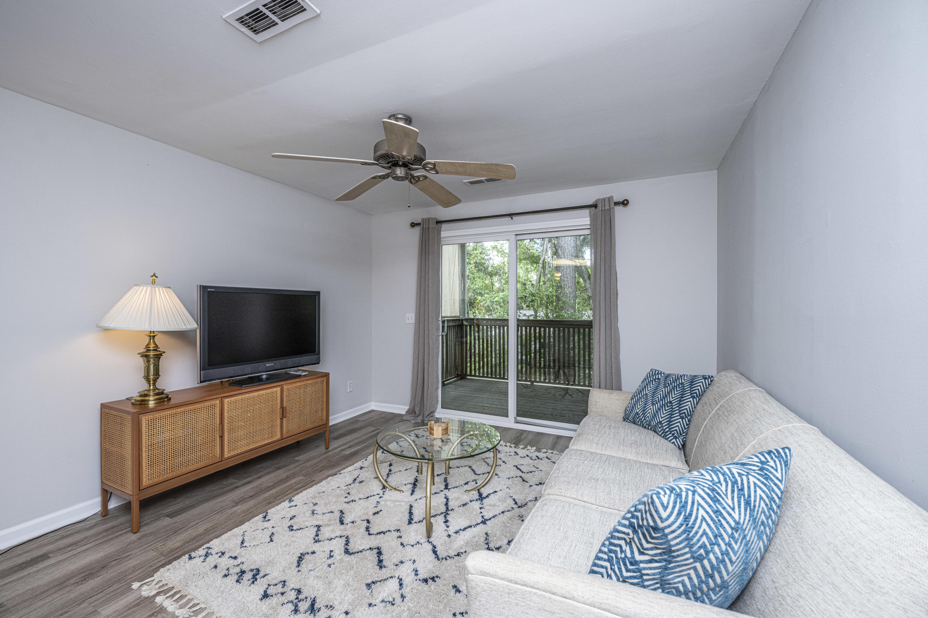 1530 Fort Johnson Road, Unit 4H Charleston, SC 29412 - Photo 3 of 24 Great living area