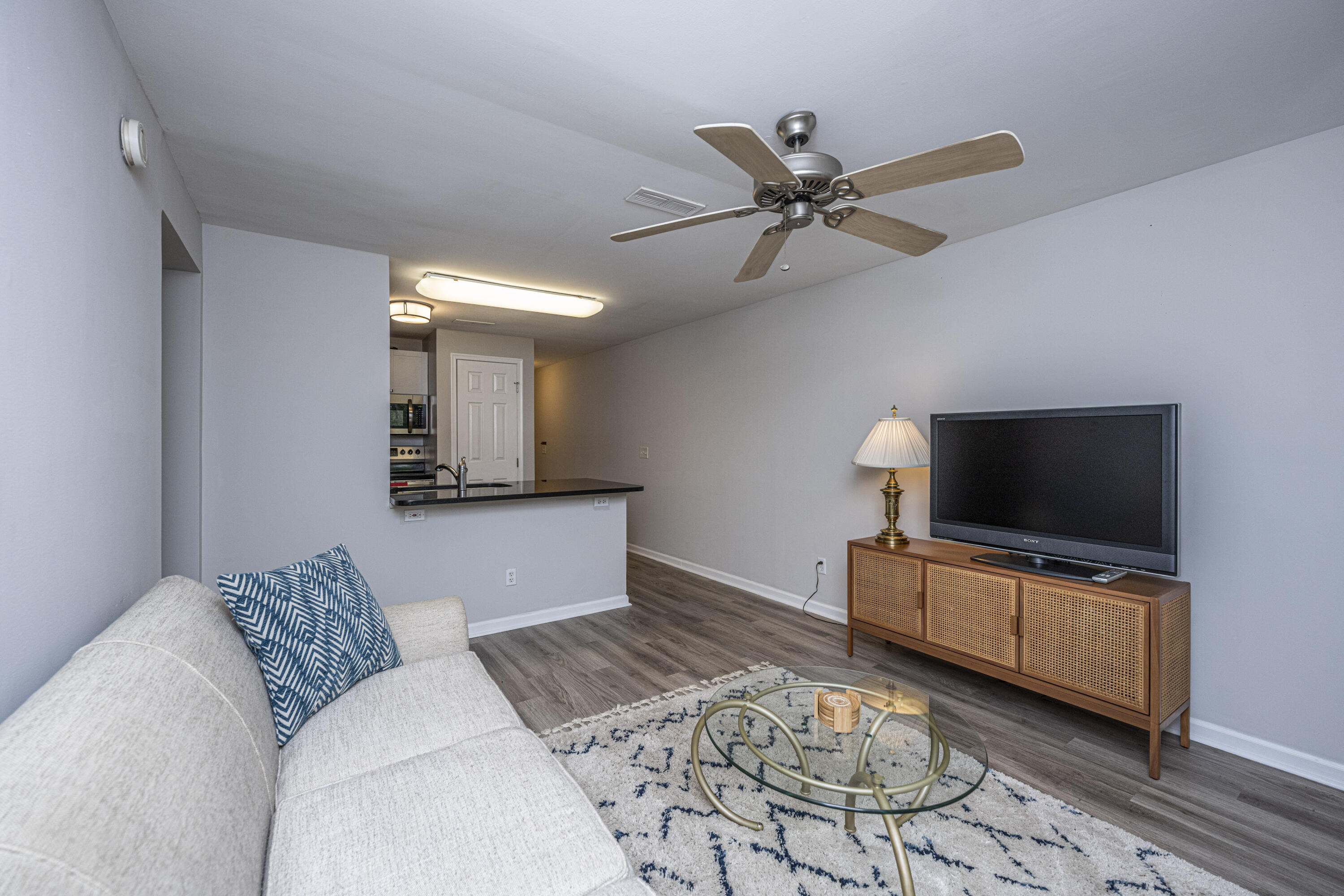 1530 Fort Johnson Road, Unit 4H Charleston, SC 29412 - Photo 6 of 24 Living area with Kitchen and bar area