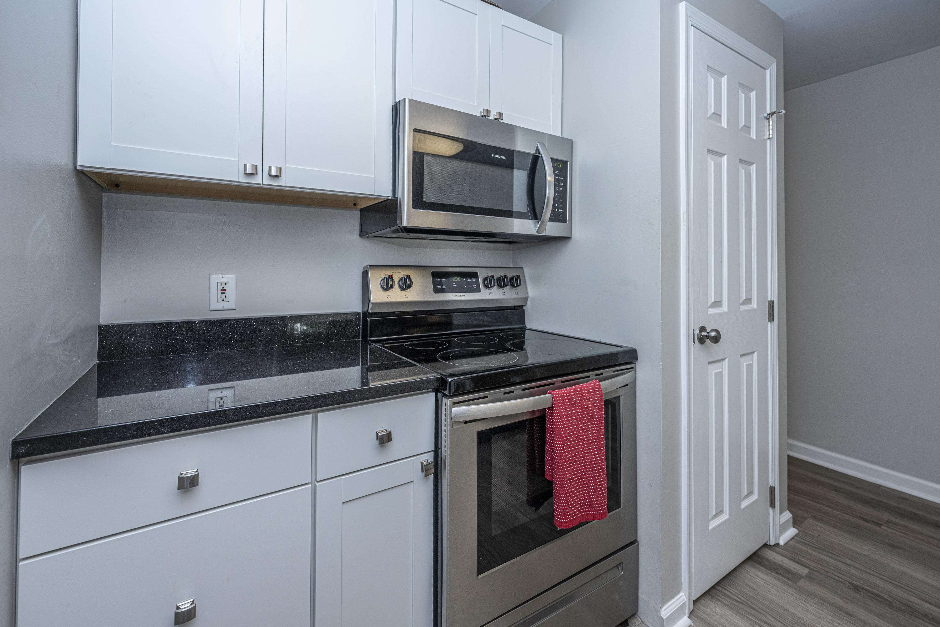 1530 Fort Johnson Road, Unit 4H Charleston, SC 29412 - Photo 8 of 24 Kitchen area