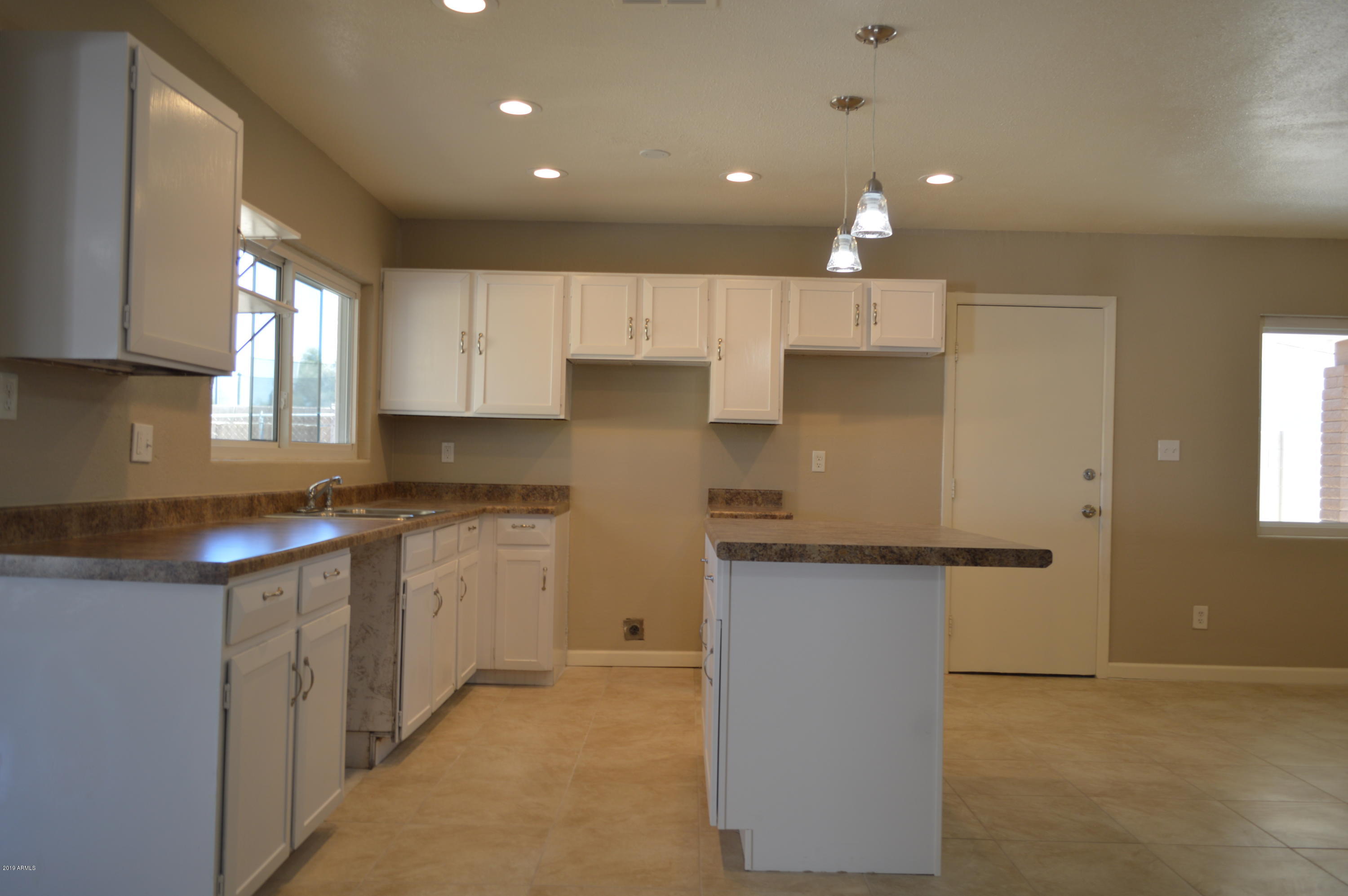 1602 West Darrel Road Phoenix, AZ 85041 - Photo 9 of 39 DSC_0347