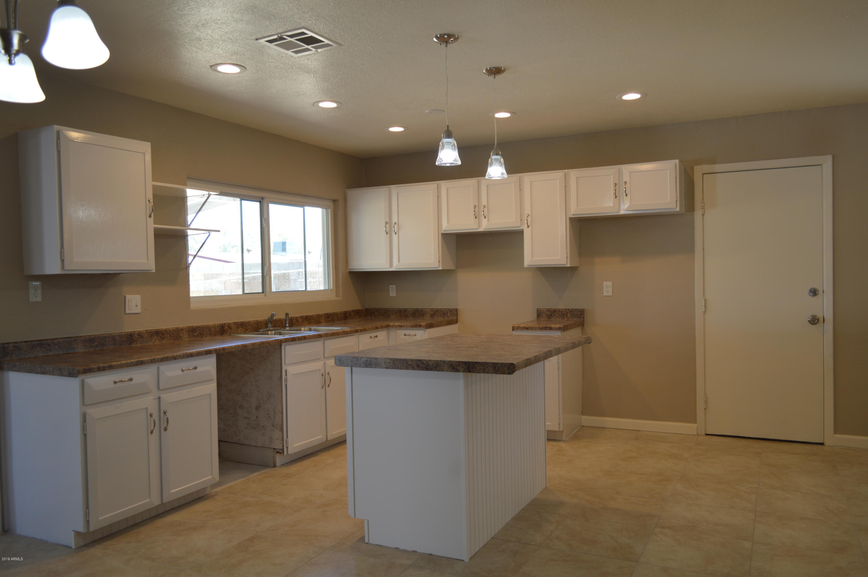 1602 West Darrel Road Phoenix, AZ 85041 - Photo 10 of 39 DSC_0348