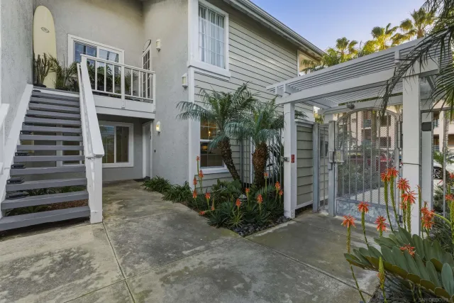 a view of a house with entryway and a yard