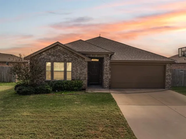 $2,200 | 422 Stoneridge Drive, Hillsboro, TX 76645