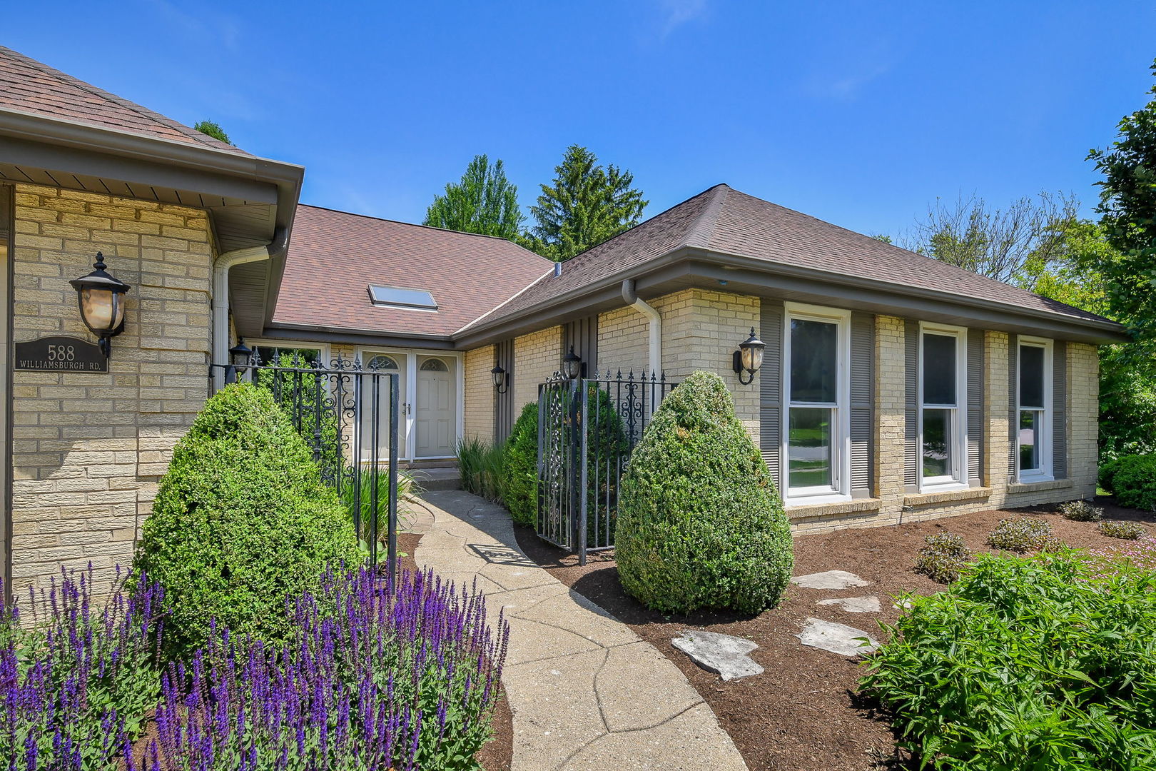 588 Williamsburg Road Glen Ellyn, IL 60137 - Photo 3 of 53