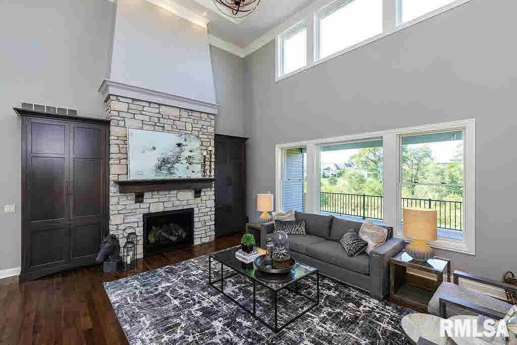 6256 Cardinal Road Bettendorf, IA 52722 - Photo 3 of 24 Gallery Image 3