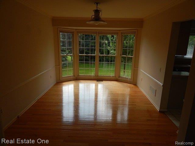 1709 Grandview Drive Rochester, MI 48306 - Photo 9 of 25 dining hardwood bay window.JPG