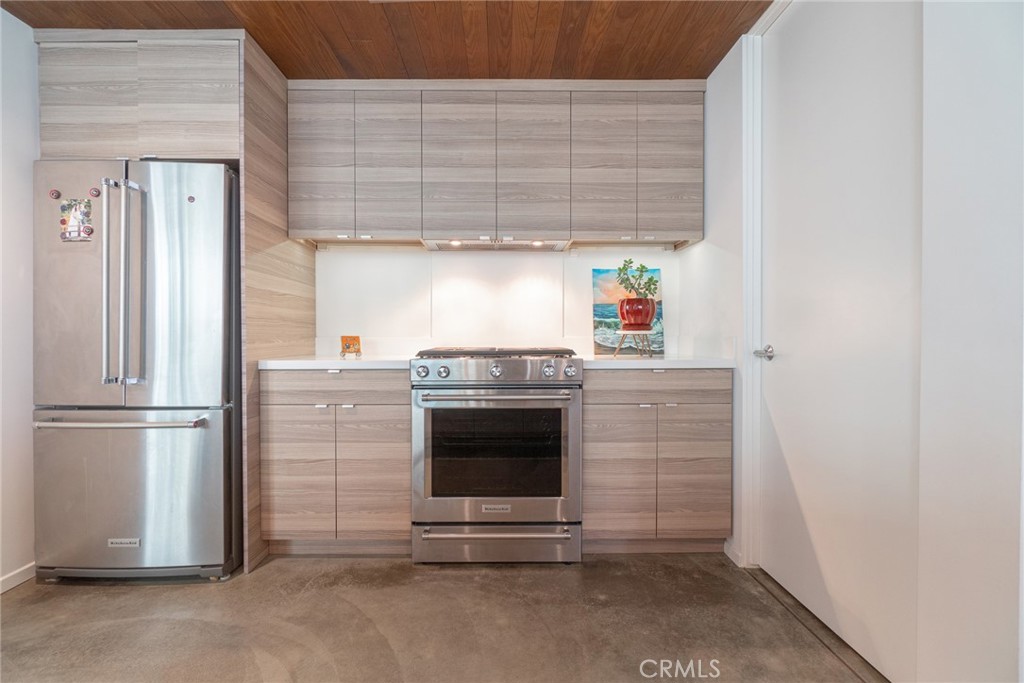 938 Palms Boulevard, Unit 2 Venice, CA 90291 - Photo 13 of 46 a kitchen with refrigerator and cabinets