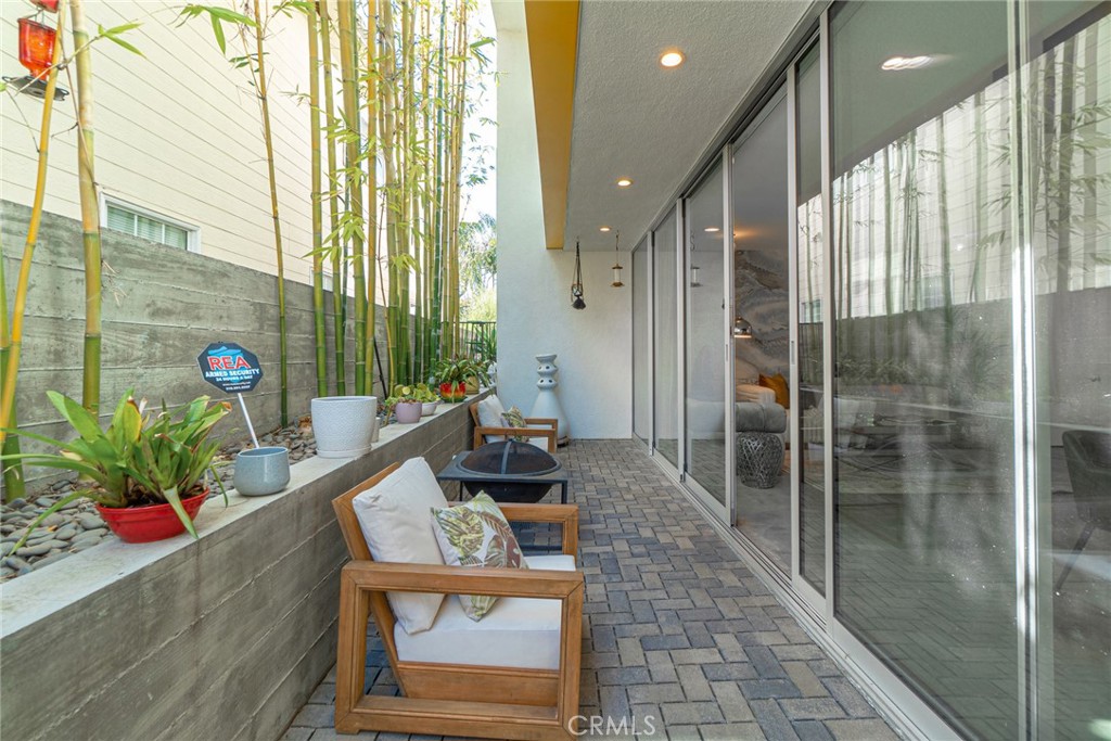 938 Palms Boulevard, Unit 2 Venice, CA 90291 - Photo 17 of 46 a living room with furniture