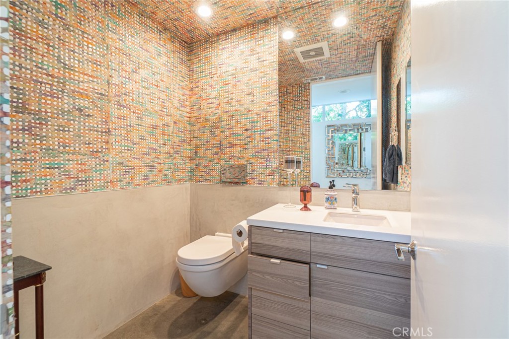 938 Palms Boulevard, Unit 2 Venice, CA 90291 - Photo 18 of 46 a bathroom with a sink a toilet and mirror