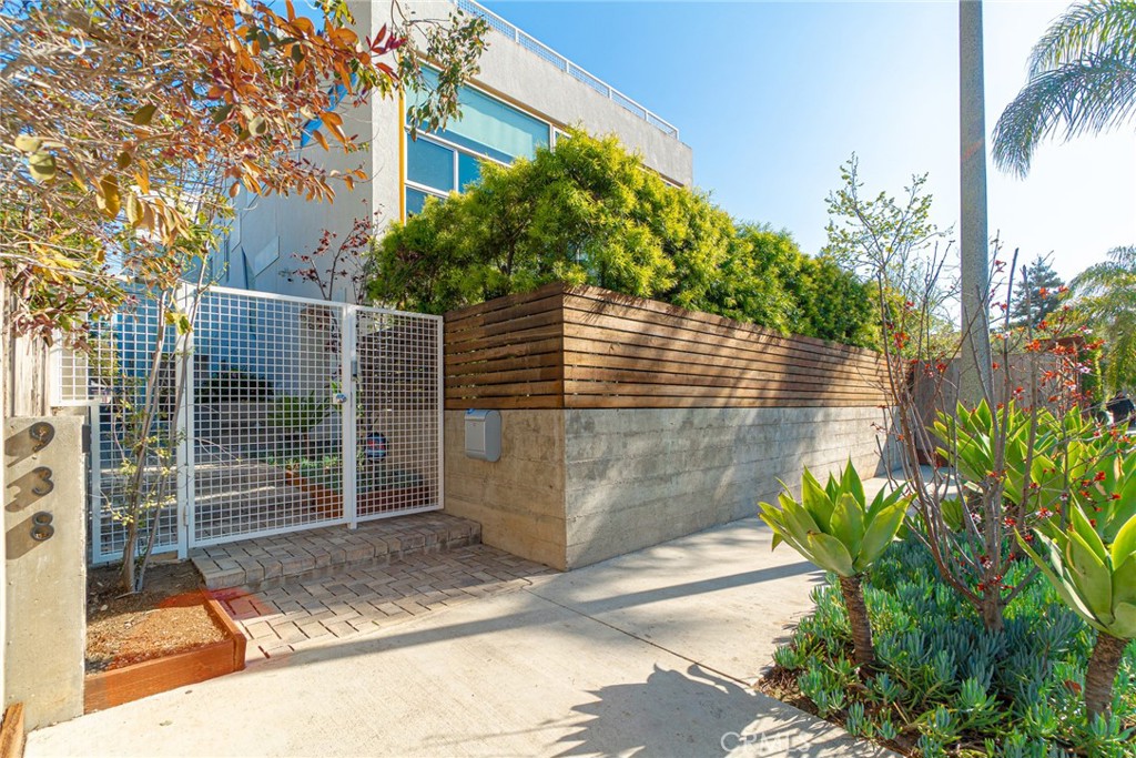 938 Palms Boulevard, Unit 2 Venice, CA 90291 - Photo 2 of 46 a backyard of a house