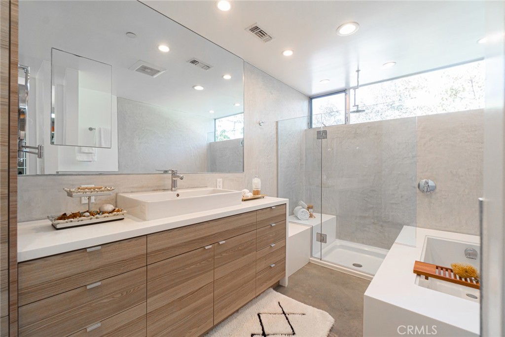 938 Palms Boulevard, Unit 2 Venice, CA 90291 - Photo 23 of 46 a bathroom with a tub sink toilet and mirror