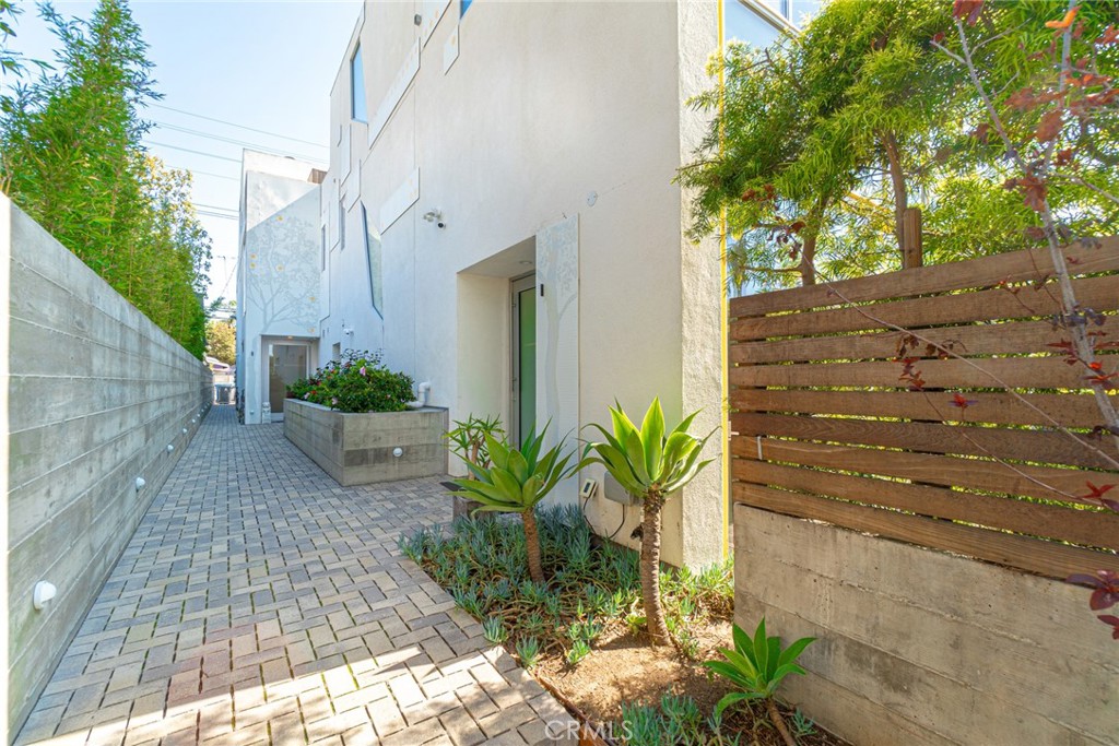 938 Palms Boulevard, Unit 2 Venice, CA 90291 - Photo 3 of 46 a view of a house with a backyard