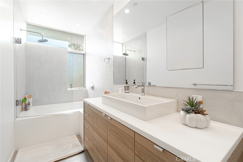 938 Palms Boulevard, Unit 2 Venice, CA 90291 - Photo 33 of 46 a bathroom with a sink a tub and a mirror