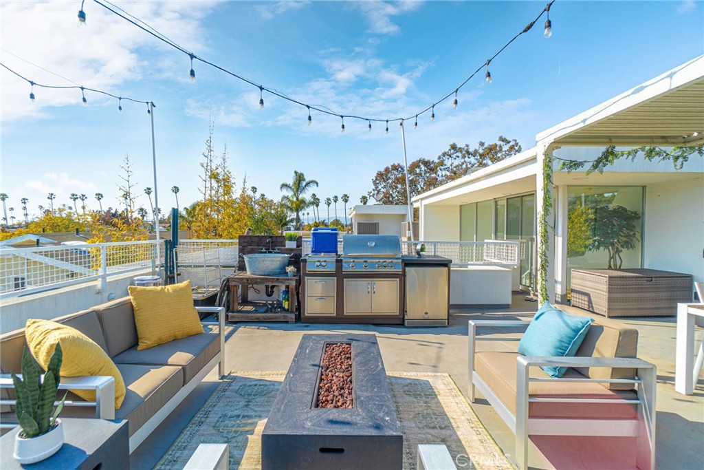 938 Palms Boulevard, Unit 2 Venice, CA 90291 - Photo 41 of 46 a living room with furniture and a table