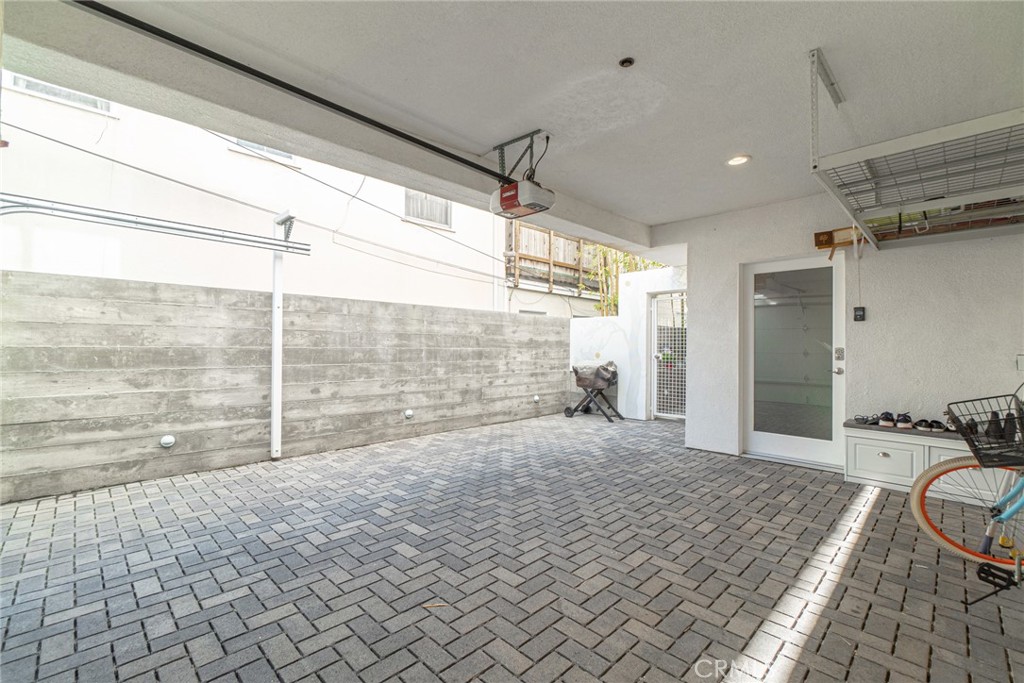938 Palms Boulevard, Unit 2 Venice, CA 90291 - Photo 45 of 46 a bathroom with a shower