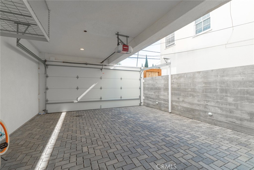 938 Palms Boulevard, Unit 2 Venice, CA 90291 - Photo 46 of 46 a view of a garage