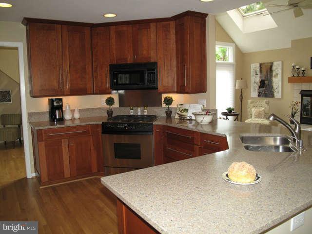 12009 North Walnut Branch Road Reston, VA 20194 - Photo 8 of 28 Stunning cabinets & hardwood flooring