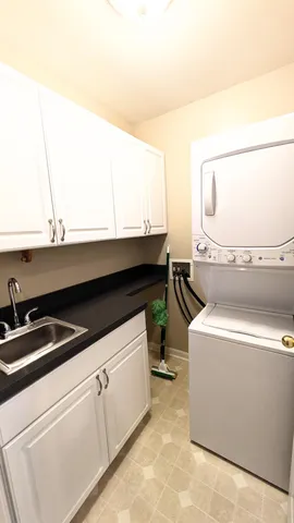 $275,000 | 23721 West Lake Circle, Unit 14, Trenton, MI 48183