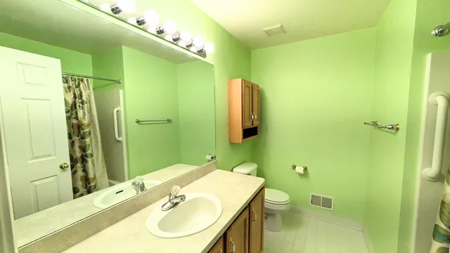 $275,000 | 23721 West Lake Circle, Unit 14, Trenton, MI 48183