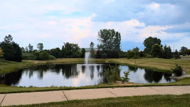 $275,000 | 23721 West Lake Circle, Unit 14, Trenton, MI 48183