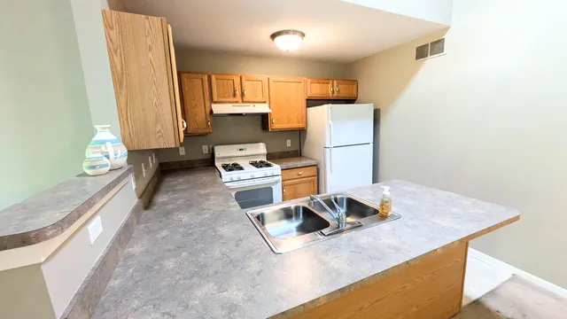 $275,000 | 23721 West Lake Circle, Unit 14, Trenton, MI 48183