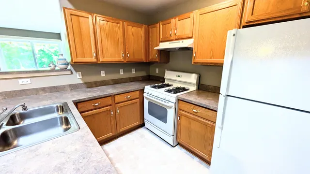 $275,000 | 23721 West Lake Circle, Unit 14, Trenton, MI 48183