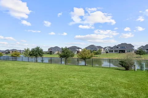 a view of a backyard with a fountain