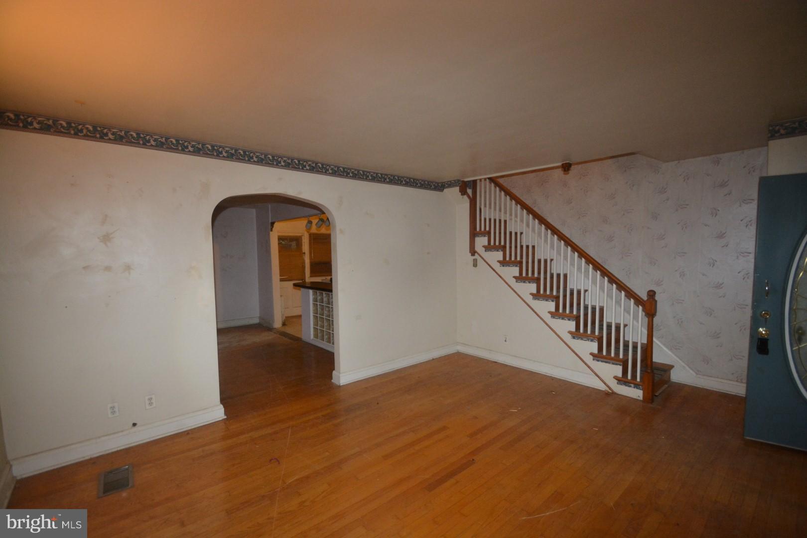 821 Braeside Road Baltimore, MD 21229 - Photo 3 of 16 Living Room