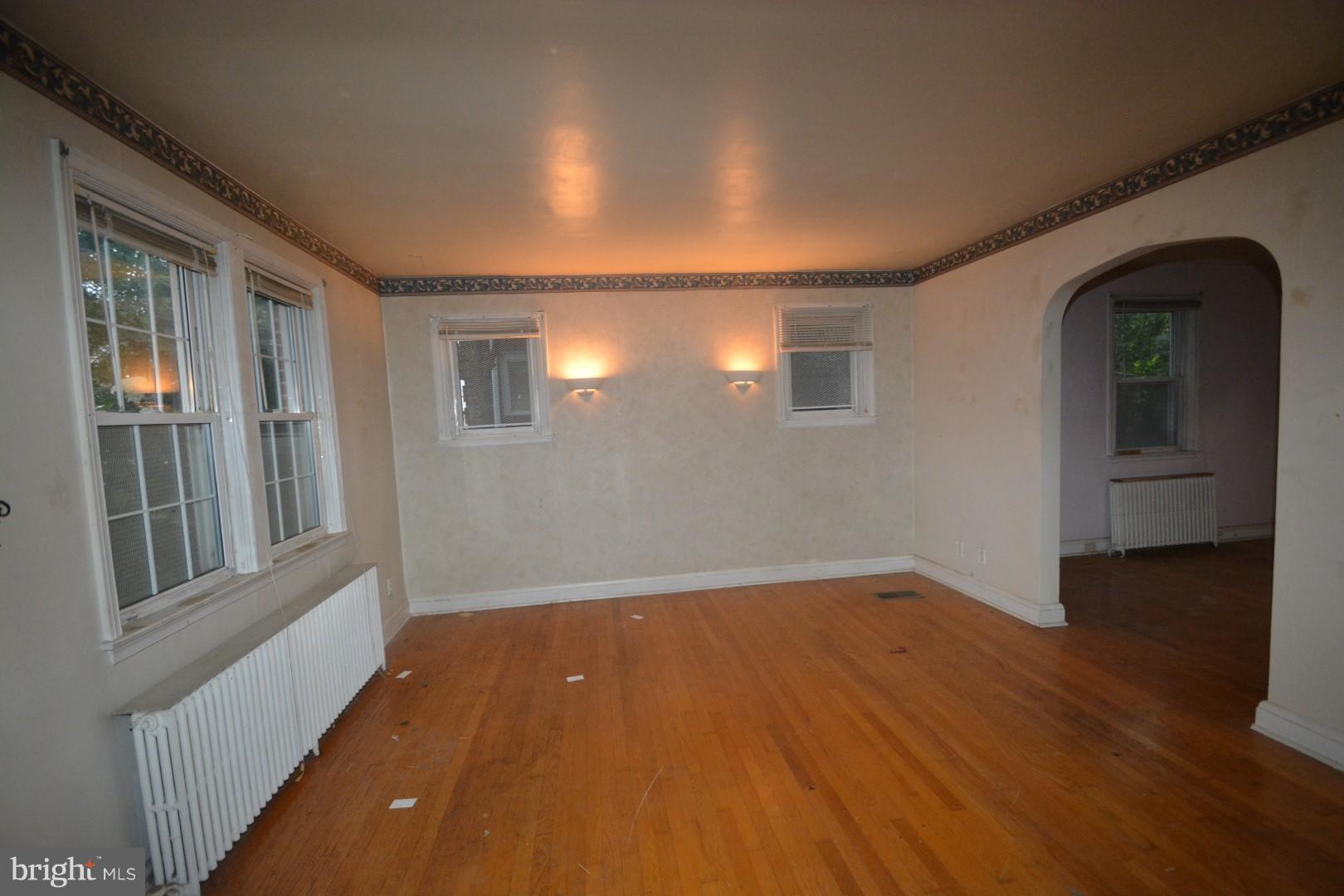821 Braeside Road Baltimore, MD 21229 - Photo 4 of 16 Living Room