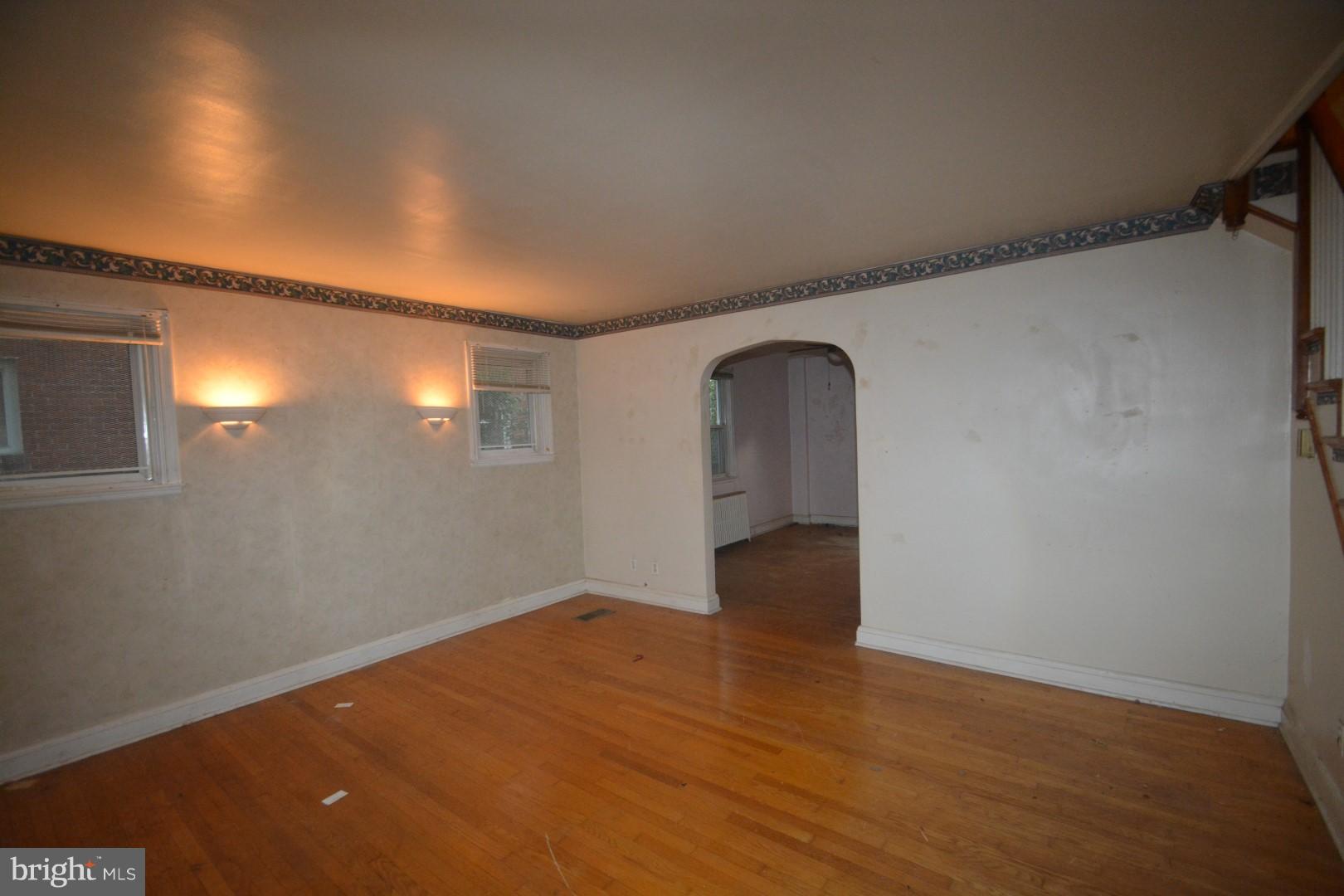 821 Braeside Road Baltimore, MD 21229 - Photo 5 of 16 Living Room
