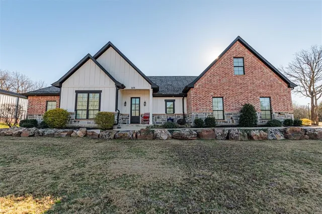 $874,999 | 101 Lakeview Trail, Mabank, TX 75147