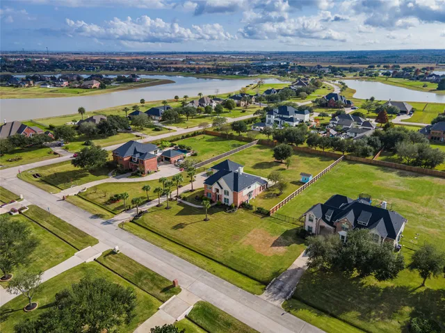 $775,000 | 3913 Summer Manor Drive, League City, TX 77573