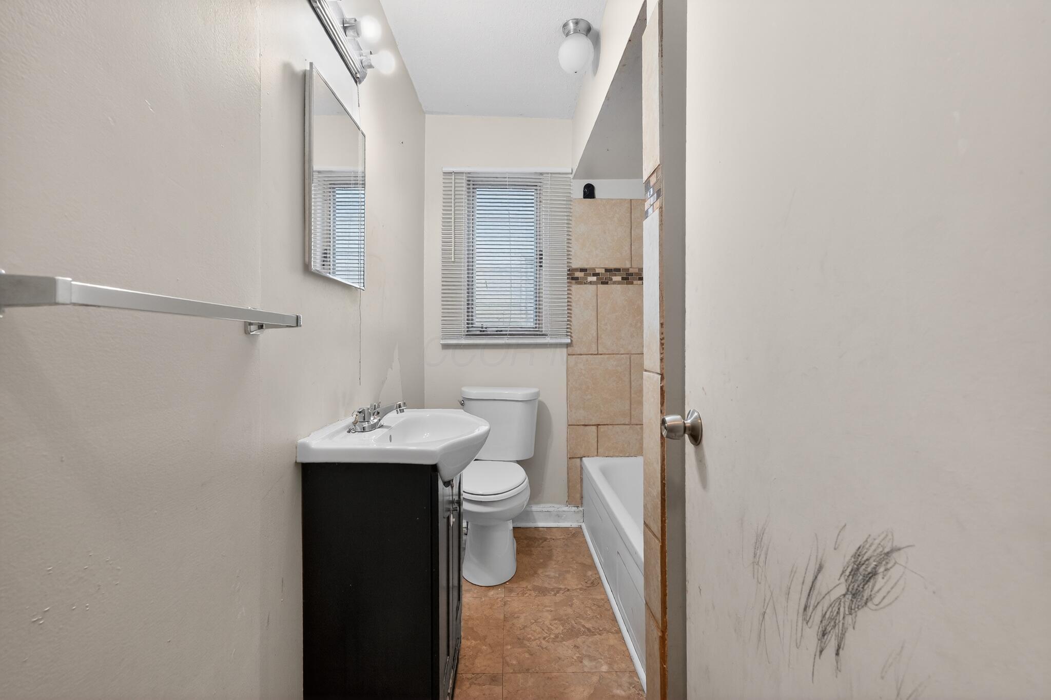 806 South Hampton Road Columbus, OH 43227 - Photo 20 of 30 20_806_S_Hampton_Rd-Bathroom-n-17
