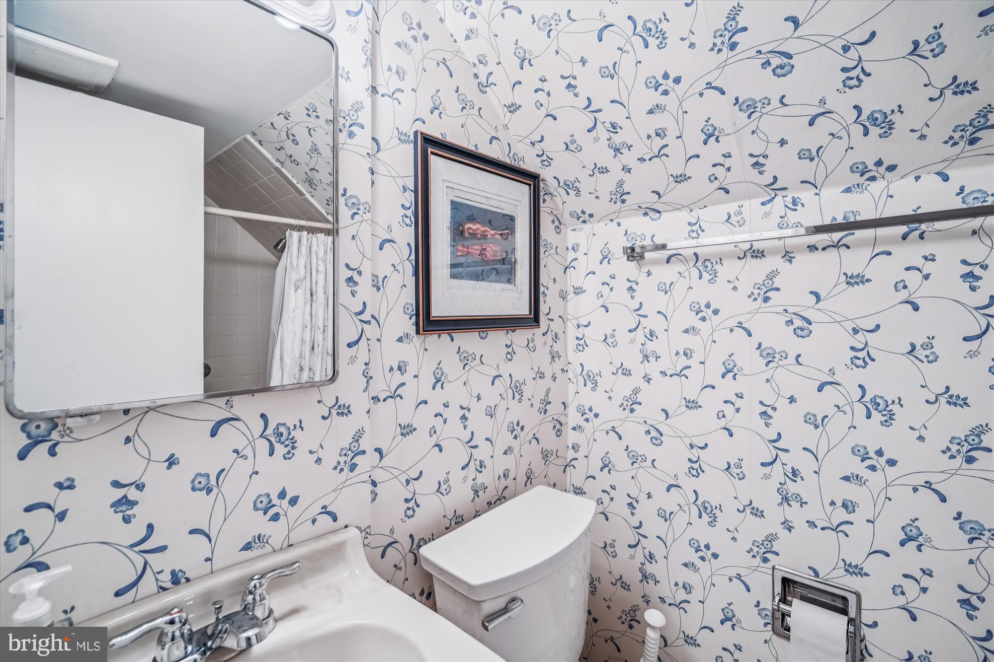 407 Lanark Way Silver Spring, MD 20901 - Photo 20 of 27 Full Bath #2 Upper-Level Bath