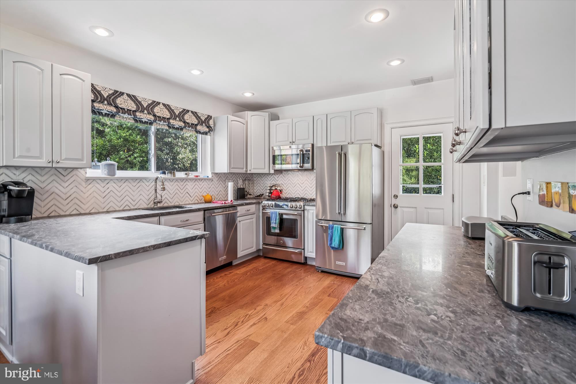 407 Lanark Way Silver Spring, MD 20901 - Photo 9 of 27 Updated Kitchen! Feel Like Cooking? :)