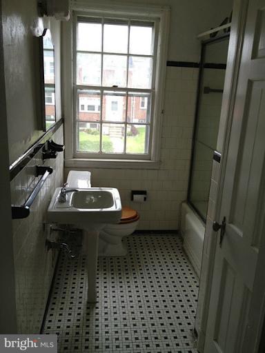 1501 Oakridge Road Baltimore, MD 21218 - Photo 5 of 9 Bath