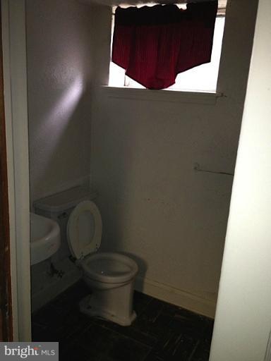 1501 Oakridge Road Baltimore, MD 21218 - Photo 6 of 9 Bath