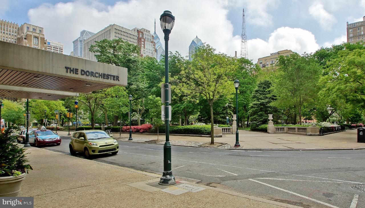 a view of a parking area